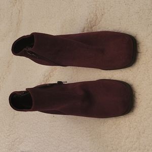 White Mountain suede ankle boot size 6.5M